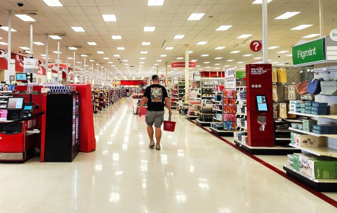 Target es una de las docenas de empresas Fortune 500 que han dado marcha atrás en materia de DEI.