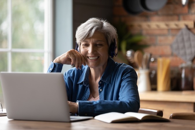 Existen muchas herramientas digitales que pueden ayudarle a los jubilados que buscan trabajo, sin tener que salir de casa.