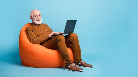 Además de las opciones para todos los grupos de edad, existen varios sitios diseñados específicamente para ayudar a las personas mayores a encontrar trabajo.