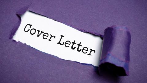 Una carta de presentación es un documento escrito que generalmente se presenta junto con una solicitud de empleo y describe las credenciales del solicitante y su interés en la vacante.