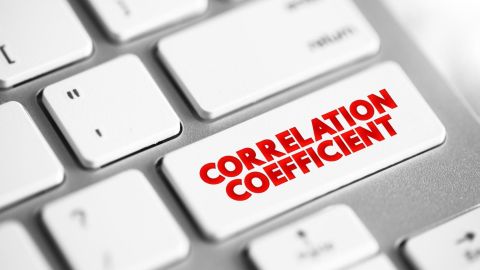 El coeficiente de correlación es una medida estadística de la fuerza de una relación lineal entre dos variables.