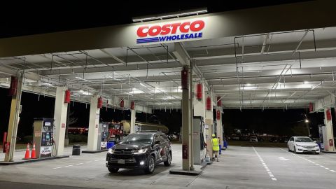 Se informa comúnmente que el combustible Kirkland de Costco es 20 centavos más barato por galón que las estaciones de la competencia.