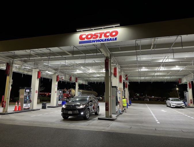 Se informa comúnmente que el combustible Kirkland de Costco es 20 centavos más barato por galón que las estaciones de la competencia.