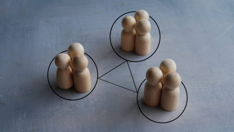 La correlación, en las industrias financieras y de inversión, es una estadística que mide el grado en que dos valores se mueven entre sí.