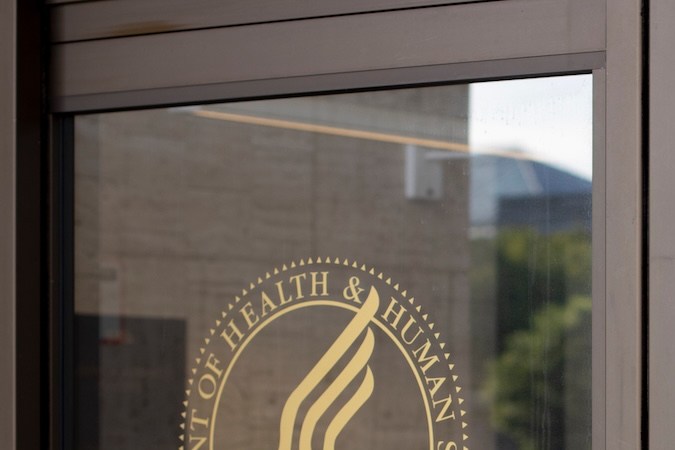 Cuando se combina con compras anteriores y salidas voluntarias, la reforma eliminará aproximadamente 1 de cada 4 empleos en agencias federales de salud.