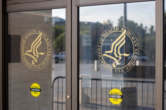 Cuando se combina con compras anteriores y salidas voluntarias, la reforma eliminará aproximadamente 1 de cada 4 empleos en agencias federales de salud.