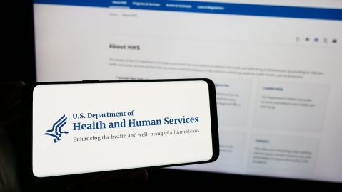 Estos recortes de empleos se suman a los aproximadamente 10,000 empleados que optaron por abandonar el HHS.
