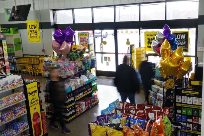Según el sitio web de Dollar General, opera más de 20.000 tiendas Dollar General, DG Market, DGX y pOpshelf en 48 estados.