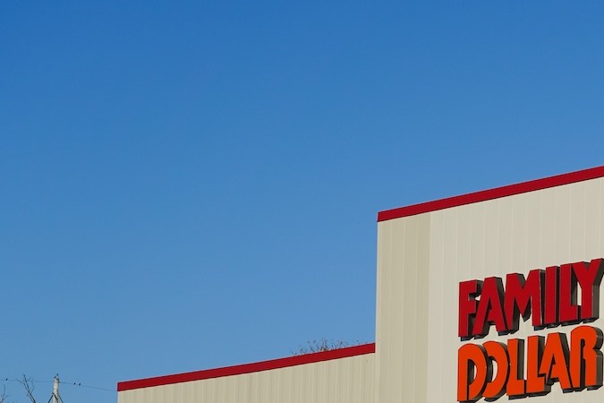 Family Dollar tiene más de 7,000 tiendas en Estados Unidos, que atienden a clientes de bajos ingresos principalmente en ciudades con precios que suelen oscilar entre $1 y $10 dólares.