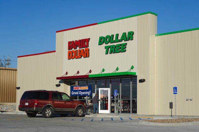 Family Dollar tiene más de 7,000 tiendas en Estados Unidos, que atienden a clientes de bajos ingresos principalmente en ciudades con precios que suelen oscilar entre $1 y $10 dólares.