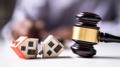 La ejecución hipotecaria es el proceso legal mediante el cual un prestamista intenta recuperar el monto adeudado por un préstamo en mora tomando posesión de la propiedad hipotecada y vendiéndola.