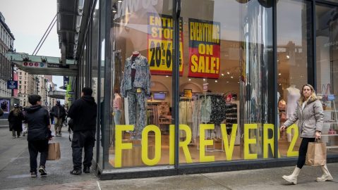 Forever 21 se declaró en quiebra por segunda vez y se espera que cierre todas sus tiendas en Estados Unidos.