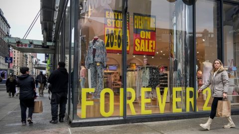 Forever 21 se declaró en quiebra por segunda vez y se espera que cierre todas sus tiendas en Estados Unidos.