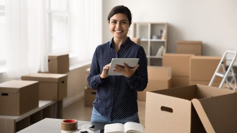 El término inventario se refiere a las materias primas utilizadas en la producción, así como a los bienes producidos que están disponibles para la venta.