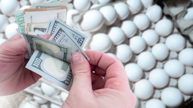 A pesar de una ligera disminución de la inflación, los precios de los huevos continuaron subiendo en febrero 2025.