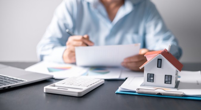 Antes de que los prestamistas puedan aprobarte previamente un préstamo, revisarán documentos que reflejen tu situación financiera para determinar cuánto puedes pagar.
