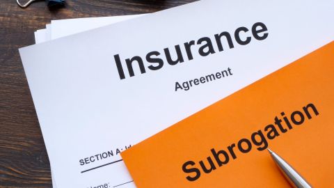 La subrogación es un término que describe el derecho que tienen la mayoría de las compañías de seguros para perseguir legalmente a un tercero que causó una pérdida de seguro a un asegurado.