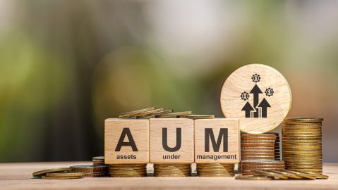 Los activos bajo gestión (AUM) son el valor de mercado de las inversiones gestionadas por una persona o entidad en nombre de sus clientes.