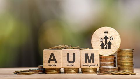 Los activos bajo gestión (AUM) son el valor de mercado de las inversiones gestionadas por una persona o entidad en nombre de sus clientes.