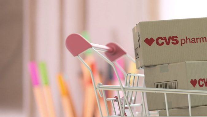 Las redes sociales son un buen destino para encontrar trucos y estrategias para ahorrar dinero en tus compras.