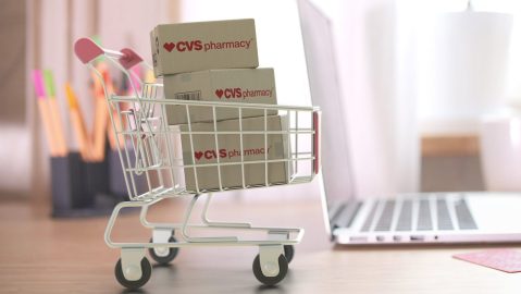 Las redes sociales son un buen destino para encontrar trucos y estrategias para ahorrar dinero en tus compras.