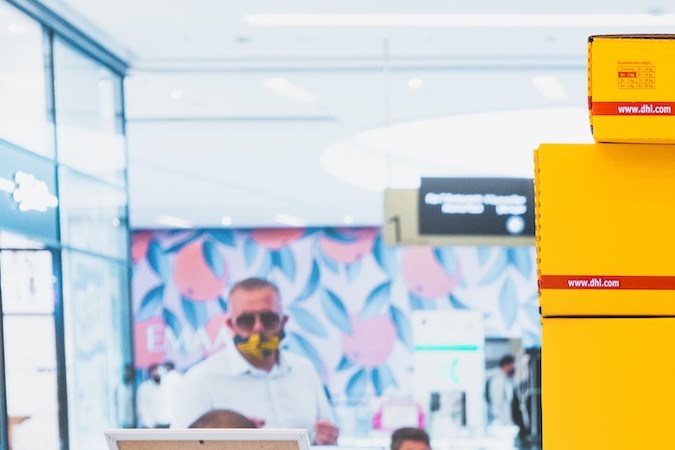 DHL atribuyó la suspensión que implementó el 21 de abril a las nuevas normas aduaneras de Estados Unidos que requieren un procesamiento de entrada formal para todos los envíos con un valor superior a $800 dólares.