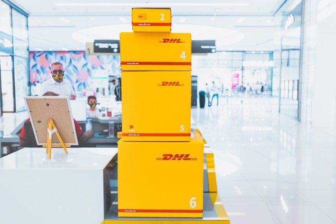 DHL atribuyó la suspensión que implementó el 21 de abril a las nuevas normas aduaneras de Estados Unidos que requieren un procesamiento de entrada formal para todos los envíos con un valor superior a $800 dólares.