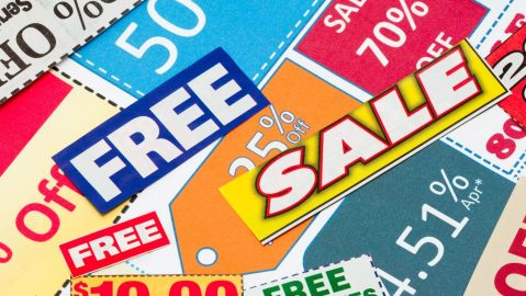 Los clientes pueden obtener golosinas gratis o con descuento en lugares como Burger King y Krispy Kreme, entre otros.