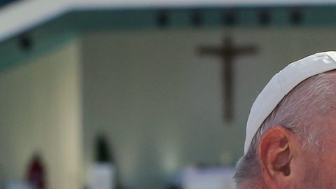El féretro del papa será trasladado este miércoles a la Basílica de San Pedro para que el público le rinda homenaje.