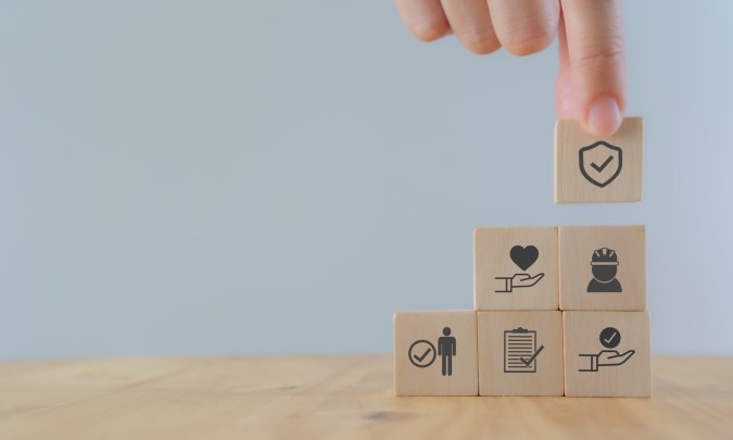 Los trabajadores a tiempo parcial pueden tener que trabajar un promedio de 20 o 30 horas semanales para calificar al beneficio de seguro médico.