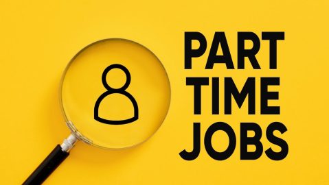 Aunque muchos empleadores sólo ofrecen beneficios a los empleados a tiempo completo, hay trabajos a tiempo parcial que ofrecen beneficios en casi todas las industrias.