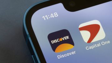 Si eres cliente de Discover o Capital One debes tener en cuenta los posibles cambios en tus tarjetas de débito y crédito o cuentas bancarias.
