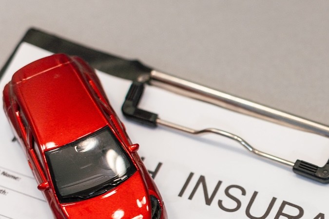 Los aranceles aumentan el costo de los vehículos, sus piezas, la atención médica y más, lo que genera mayores costos operativos para las aseguradoras y primas más altas para los asegurados.