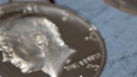 El medio dólar Kennedy, una moneda de 50 centavos, se acuñó por primera vez en 1964 para honrar al presidente John F. Kennedy después de su asesinato en 1963.