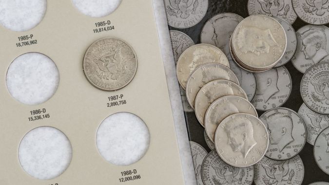 Inicialmente, estas monedas Kennedy estaban hechas de 90% de plata, pero el contenido se redujo al 40% en 1965 y se eliminó en 1971.