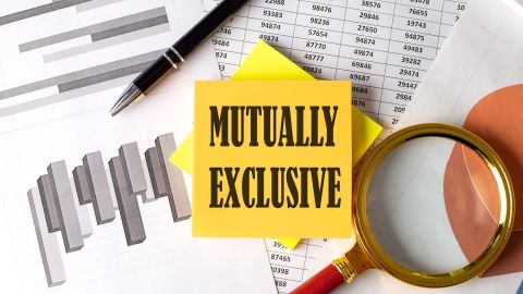 Mutuamente excluyente es un término estadístico que se refiere a dos o más cosas o eventos que no pueden existir o suceder al mismo tiempo.