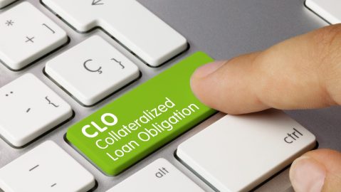 Una obligación de préstamo garantizada (CLO) es un valor único respaldado por un conjunto de deuda.