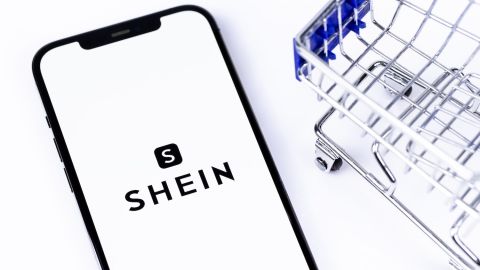 Shein no está implementando los mismos cargos de importación que Temu, pero avisa a sus clientes que los aranceles están incluidos en el precio que pagan.