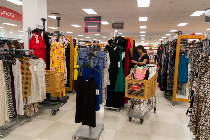 Incluso los compradores más experimentados podrían perderse las mejores ofertas por no ser conscientes de significado del color de las etiquetas de T.J. Maxx.