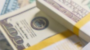 Los procesadores de pagos, incluido PayPal, deben proporcionar información al IRS sobre los clientes que reciben pagos por la venta de bienes y servicios que superan el umbral de informe en un año calendario.