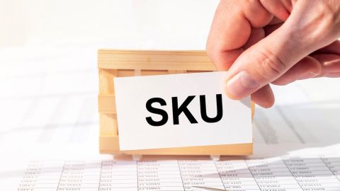 Una unidad de mantenimiento de existencias (SKU) permite a los proveedores realizar un seguimiento del inventario.