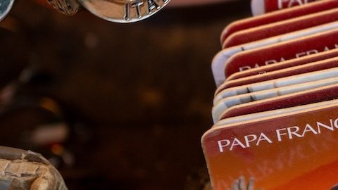 El papa Francisco hizo su última aparición pública el Domingo de Pascua, un día antes de su muerte, para bendecir a miles de personas en la Plaza de San Pedro.