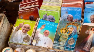 El papa Francisco hizo su última aparición pública el Domingo de Pascua, un día antes de su muerte, para bendecir a miles de personas en la Plaza de San Pedro.