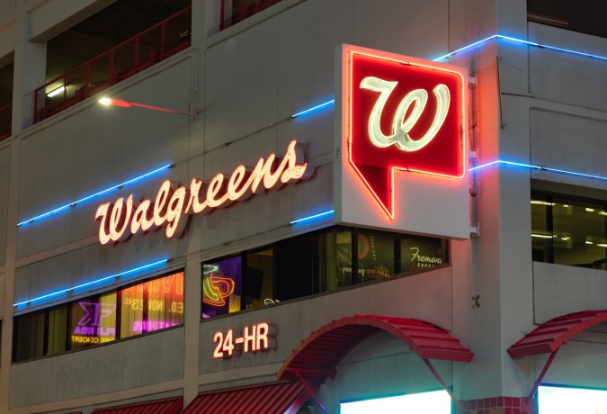 El acuerdo resuelve una demanda que alega que Walgreens cobró de más a los clientes asegurados al inflar sus precios de medicamentos habituales.