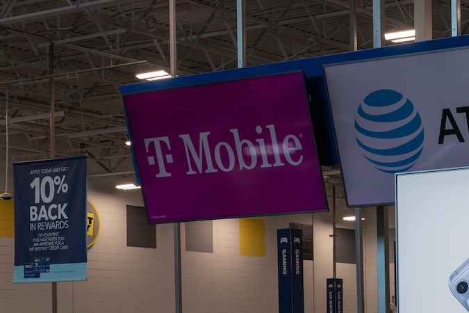 La guerra arancelaria del presidente Trump ha alcanzando a las compañías telefónicas, quienes dejan claro que subirán sus precios y los clientes terminarán pagando más.