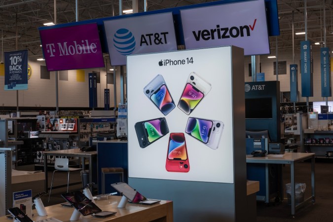 La guerra arancelaria del presidente Trump ha alcanzando a las compañías telefónicas, quienes dejan claro que subirán sus precios y los clientes terminarán pagando más.