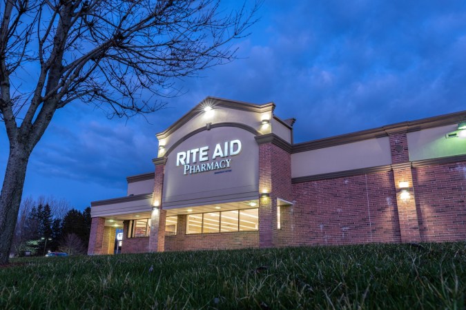 Rite Aid dijo que consiguió casi $2 mil millones de dólares en financiamiento nuevo para mantenerse operativo durante su quiebra.