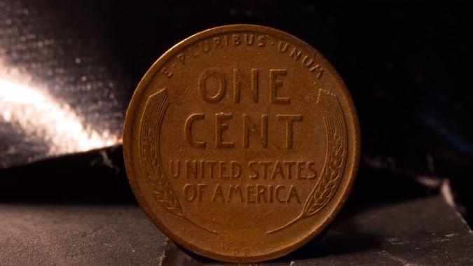 Existen diferentes formas de comprobar que una moneda Lincoln de cobre de 1943 sea verdadera.