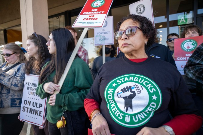 La protesta de los empleados de Starbucks se produce tras la implementación de un nuevo código de vestimenta, que pone fin a la política flexible que permitía cierta individualidad.