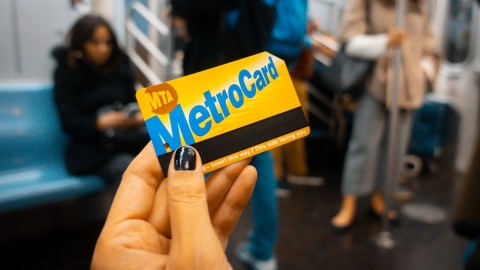 La MetroCard, que será reemplazada por el sistema OMNY, existe desde 1994.